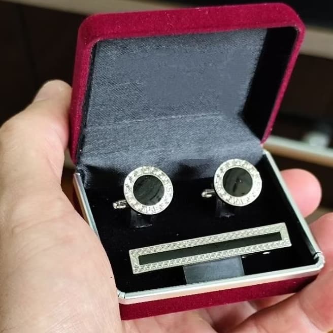 KIT c/ 2 ABOTOADURAS + 1 PRENDEDOR DE GRAVATA PRATEADO OU MESCLADO DE DOURADO DE 6cm + CAIXA VINHO ELEGANTE