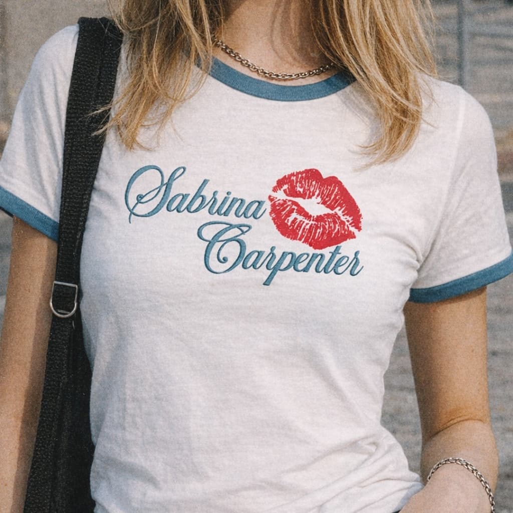 Camiseta Feminina Baby Tee Sabrina Carpenter KISS Alternativa T-shirt Vintage Y2K estética anos 90 BabyLook