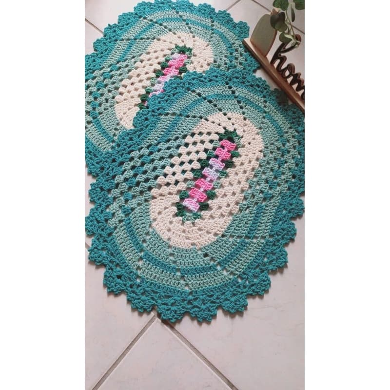 Par de tapetes em crochê nos tons de verde água com verde jade no modelo espiral econômico tapetes para sala, quarto