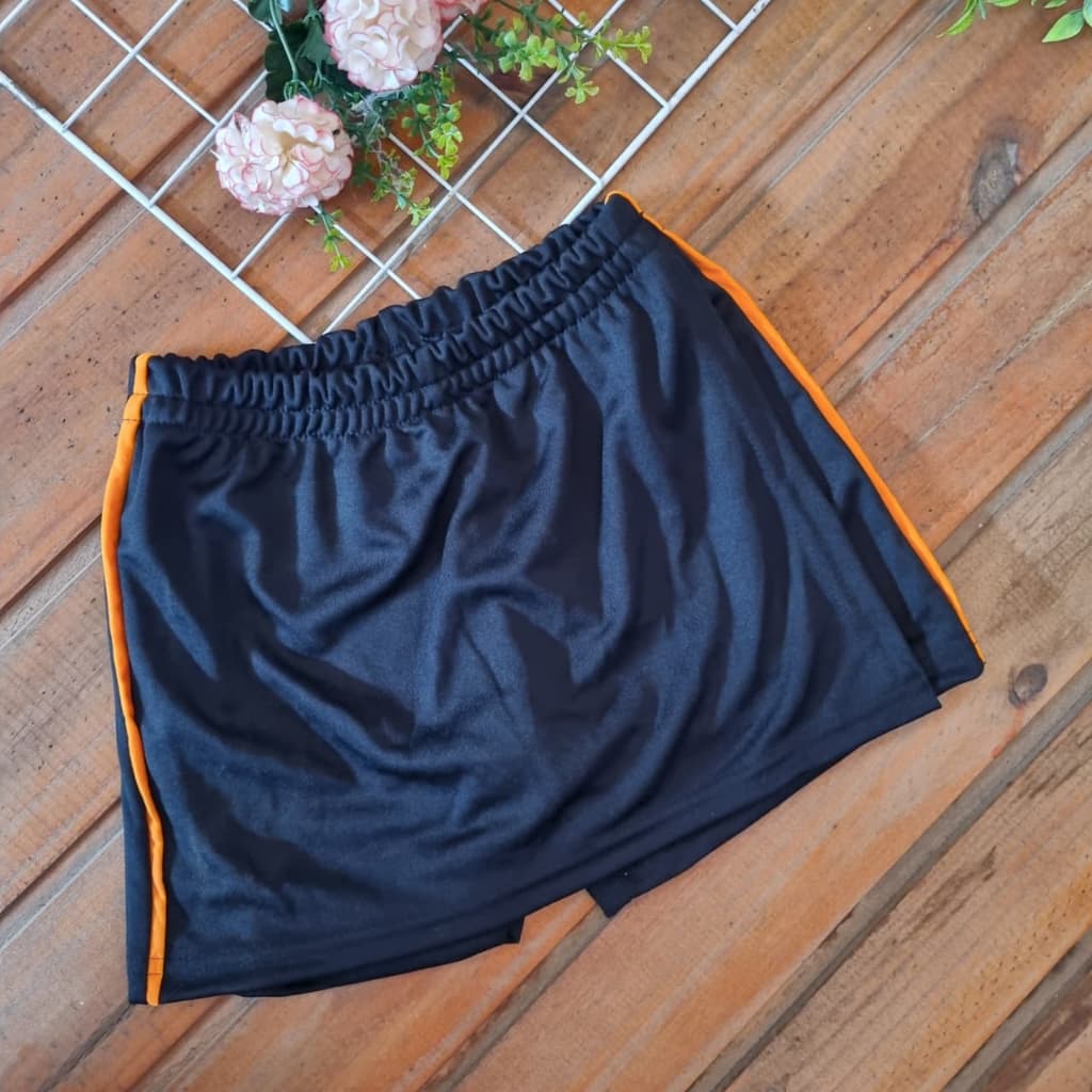 Short saia PRETA  helanca escolar com frizo laranja.