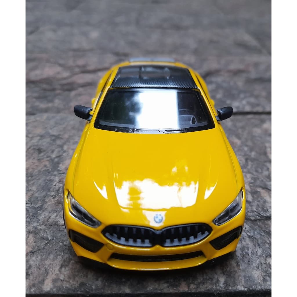Miniatura BMW M8 Competition Coupé Amarela 1:38 Kinsmart Metal e Fricção.