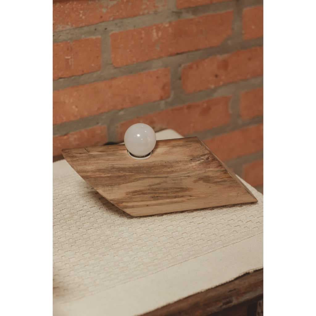 Luminária de Mesa Estilo Retrô com Base de Madeira