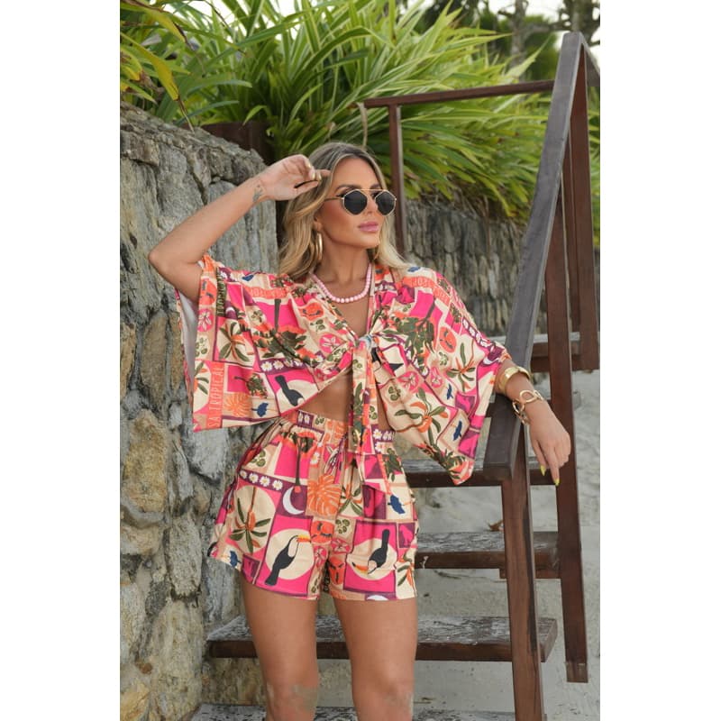 Conjunto shorts e blusa multiformas em poliamida fresco para o verao. Moda praia