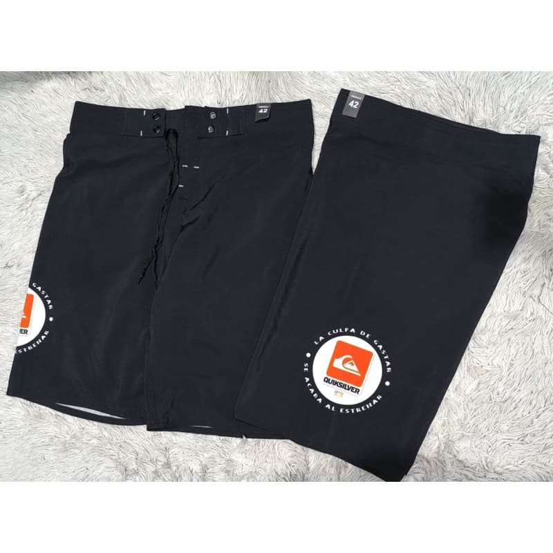 Bermuda de surf masculina no tecido elastano