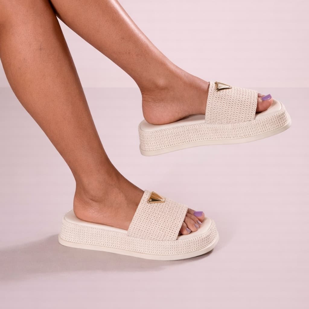 Sandália Flat Trama Natural Detalhe Metal Papete Tamanco