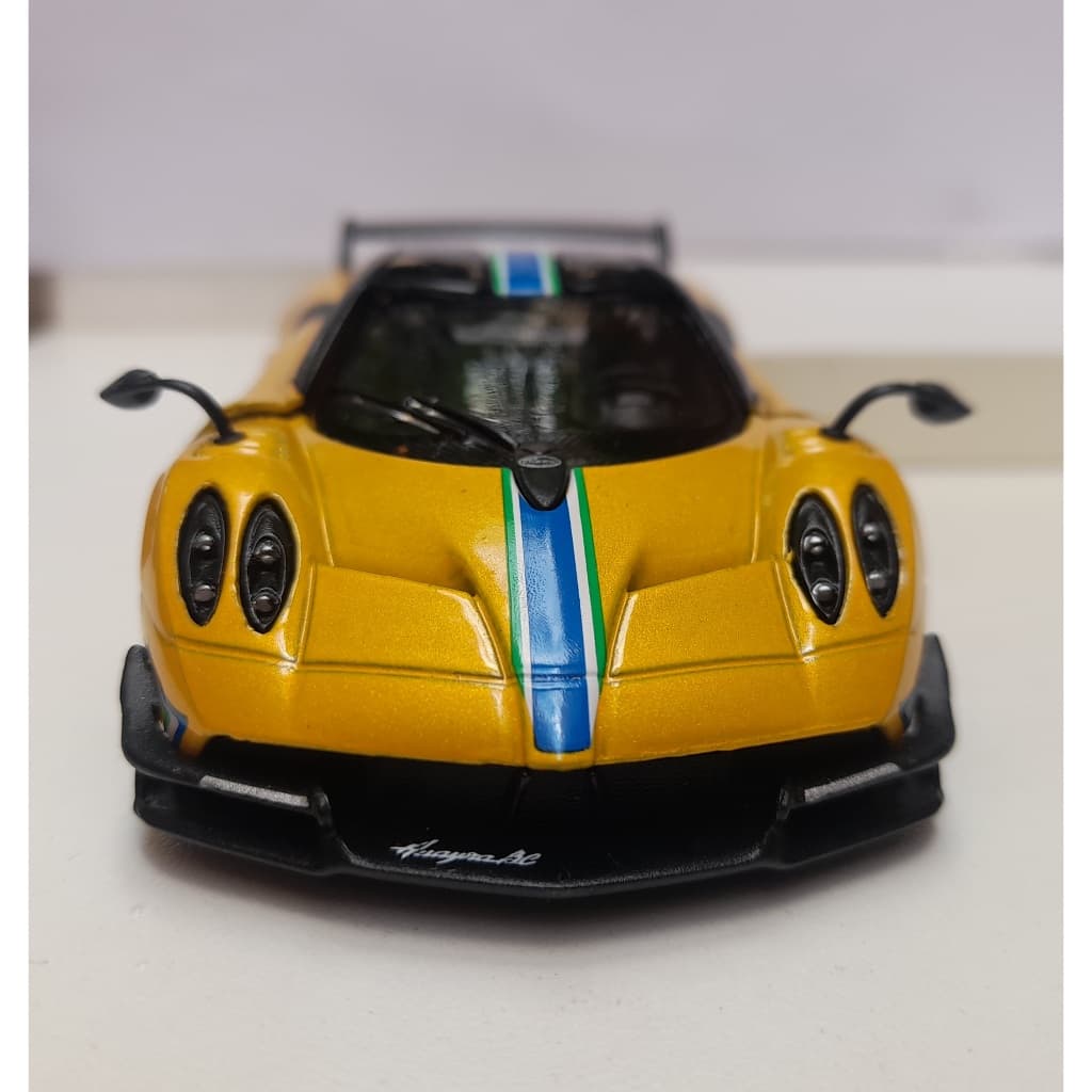 Miniatura Pagani Huayra BC 2016 Amarelo Onix 1:38 Kinsmart Metal e Fricção.