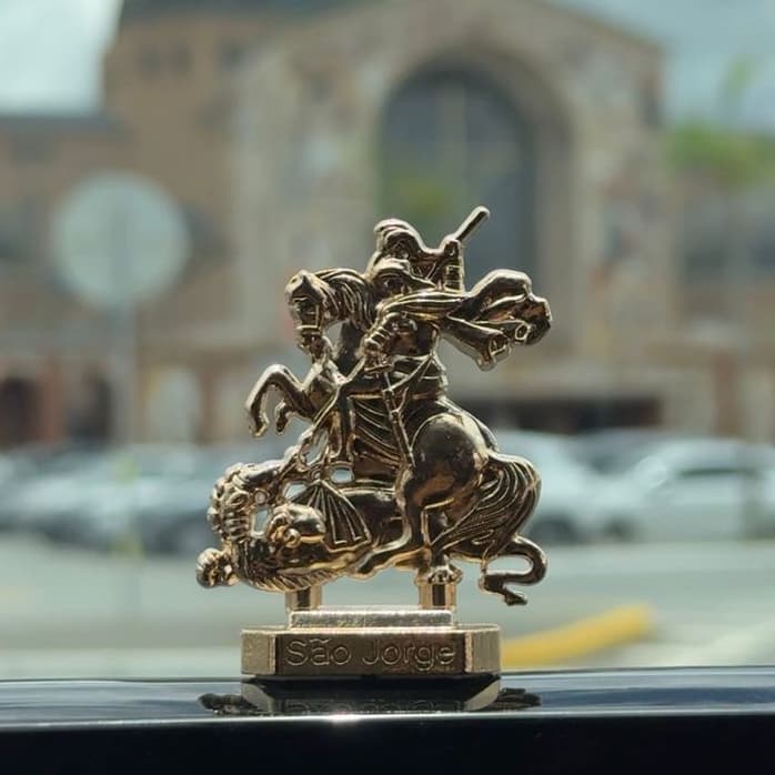 ENFEITE DE CARRO METAL SÃO JORGE DOURADO 6CM