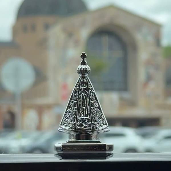 ENFEITE DE CARRO METAL NOSSA SENHORA APAREDIDA PRATA 5CM