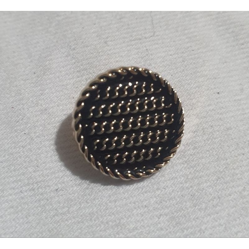 Botao de Pezinho preto detalhes dourado