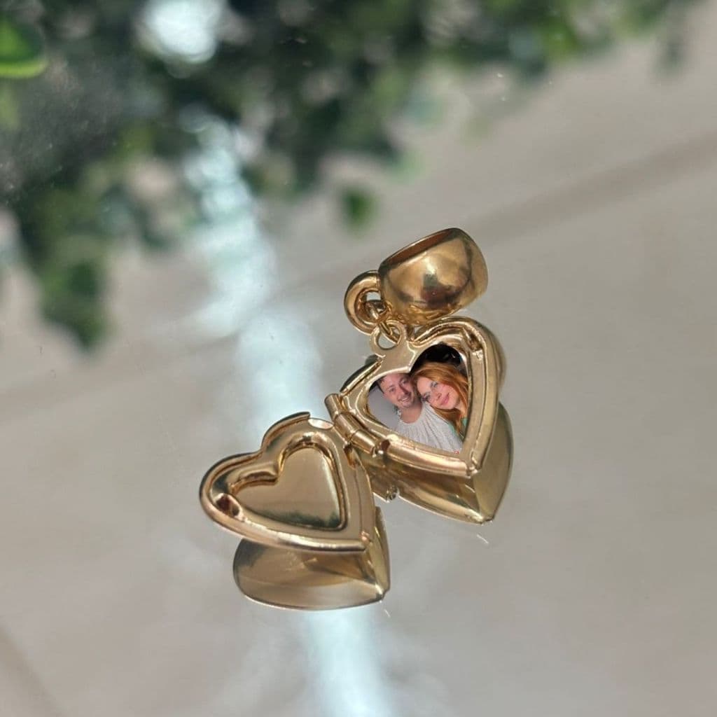 Berloque Relicario Coração mini com 2 fotos Dourado Delicado Banhado a ouro 18K antialérgico