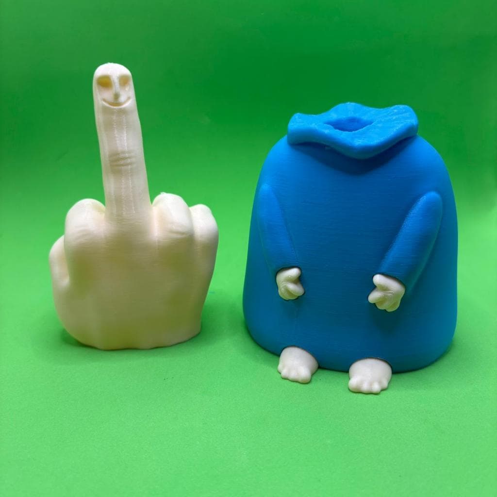 Boneco Sr. Legal Surpresa Dedo do Meio Curioso Presente Amigo Secreto Oculto Zueira Inusitado