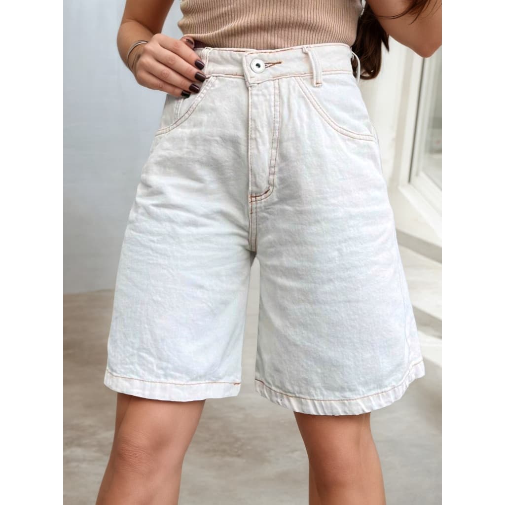 Short Bermuda Jeans Feminina Cor Lisa Sem Rasgo Com Bolsa Moda Evangélica Cor Branca