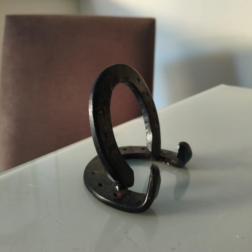 Suporte Para Celular De Mesa Em Ferro Artesanal Ferradura WitzSmith