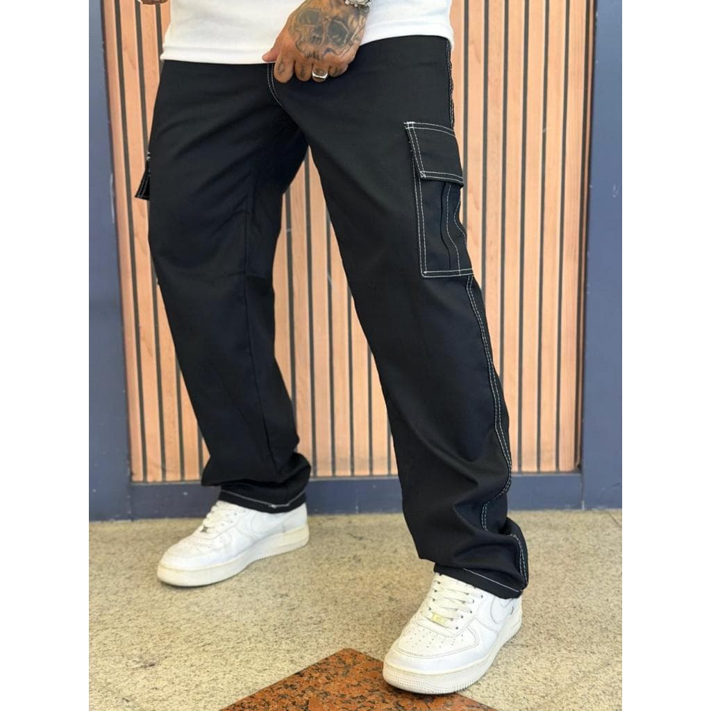 Calça Cargo Masculina Sarja Preta Costura Branca Streetwear Urbana Bolsos Laterais