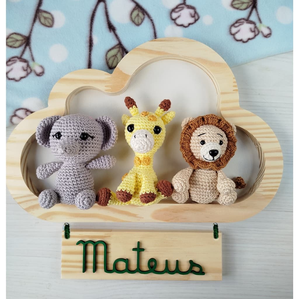 Quadro / porta maternidade nuvem com bichinhos em amigurumi, crochê, tema safári