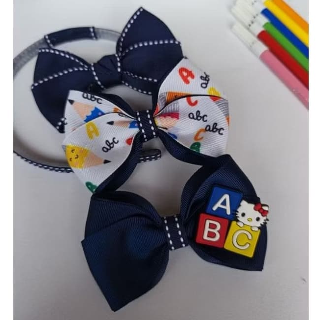 Kit laço escolar com 3 laços e tiara adaptável. Laço escolar infantil.