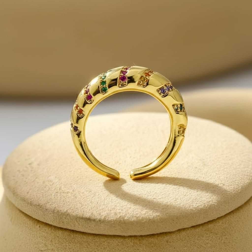 Anel Dourado Abaloado Multicolor com Zircônias – Estilo Croissant
