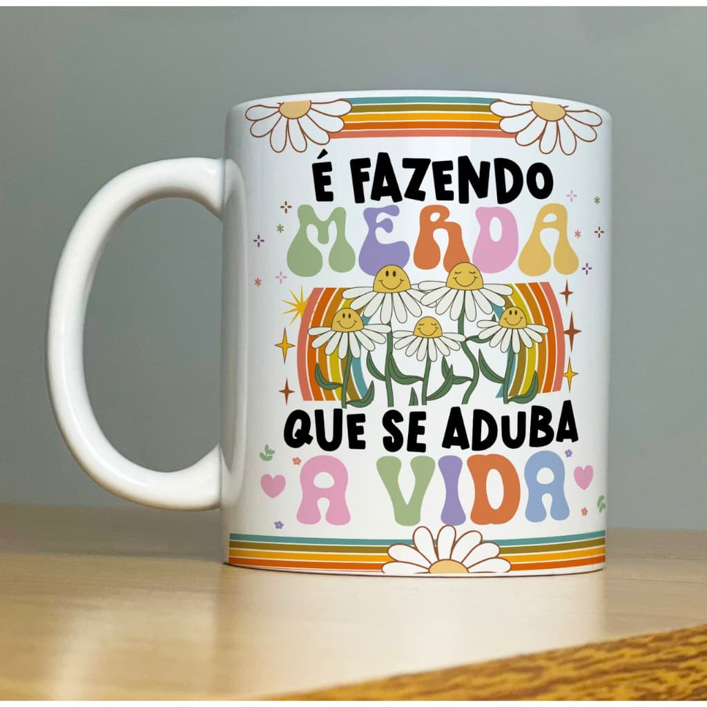 Caneca É FAZENDO MERDA QUE SE ADUBA A VIDA Good Vibes 2-Xícara com Frases Divertidas  engraçadas Porcelana