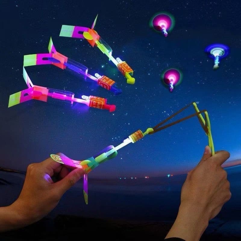 Brinquedo infantil tipo estilingue voador com luz giratória, incluindo um foguete e um lançador.