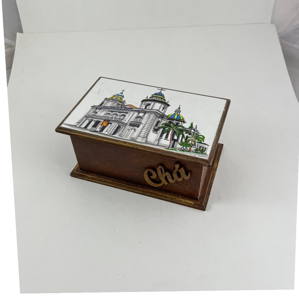 Caixa de chá de madeira com a Catedral de Pelotas – RS na tampa