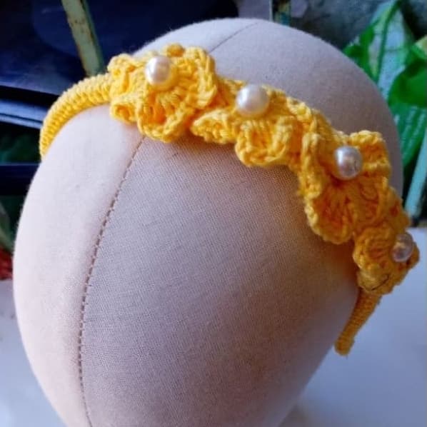 Arco/ tiara infantil  menina de crochê com pérolas e flores