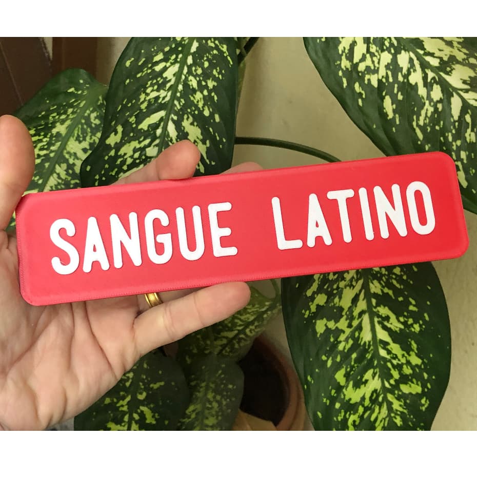 Placa decorativa - SANGUE LATINO (20x5cm) Plaquinha imitando arte de placas de rua esmaltadas