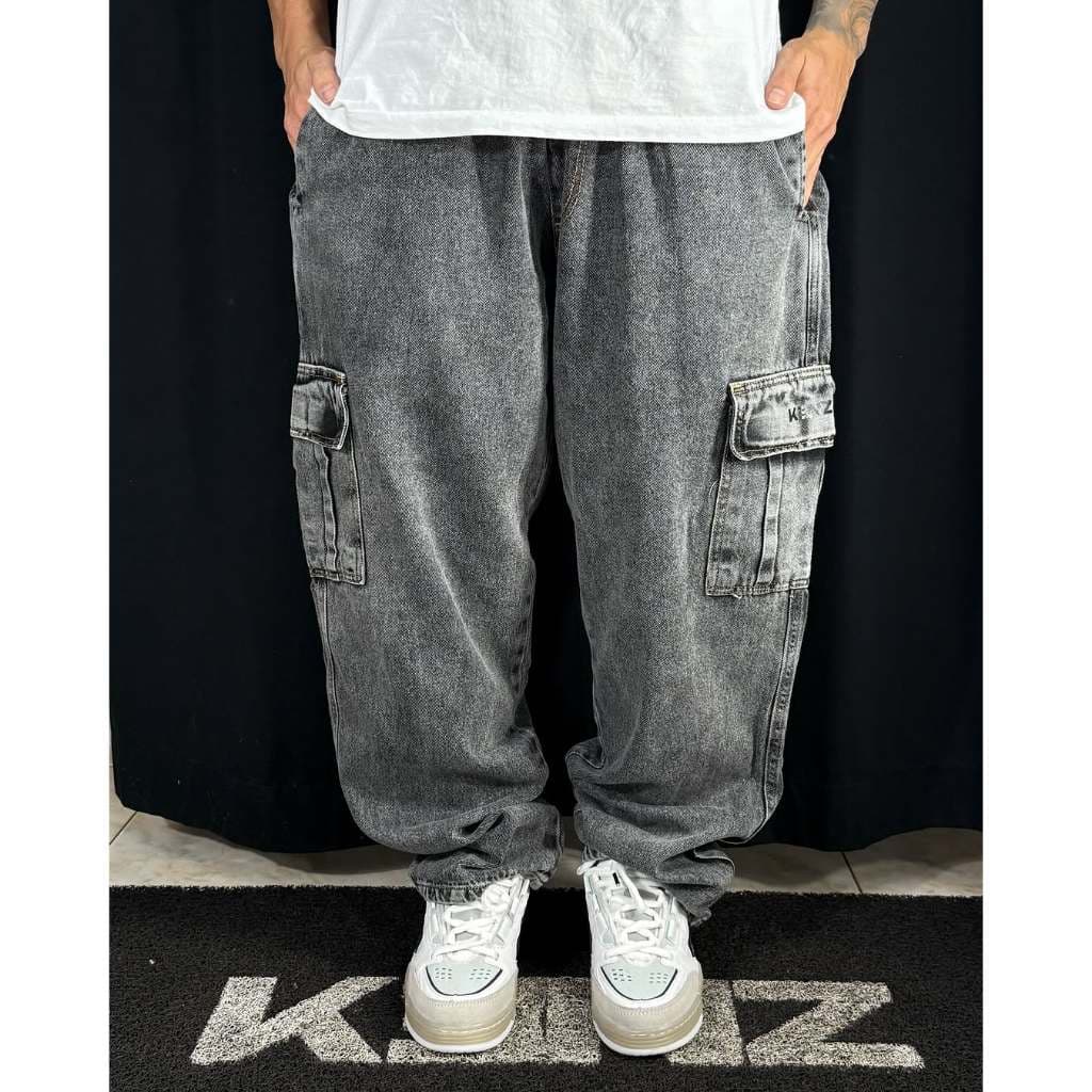 calça cargo jeans estonada possui 5 bolsos e regulagem na cintura