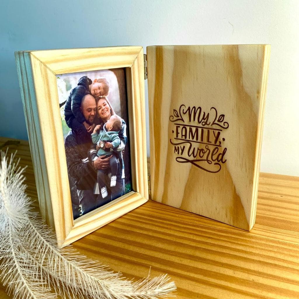 Porta-Retrato Livro em Madeira com Dobradiça + Gravação a Laser