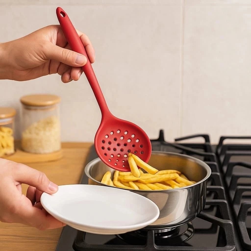 Escumadeira Silicone Vermelha Cozinha Suporta Alta Temperatura Não Arranha Panelas Escorre Pega Frituras Fácil Limpeza