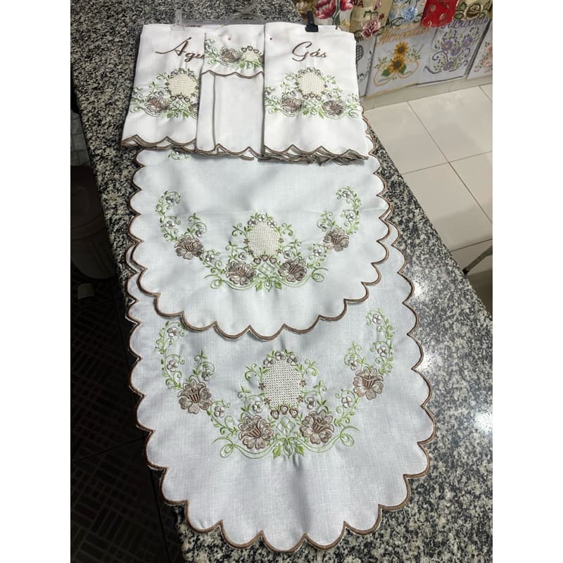 Kit de Cozinha Bordado com 05 peças  Passadeiras e Capas para Água, Liquidificador e Gás