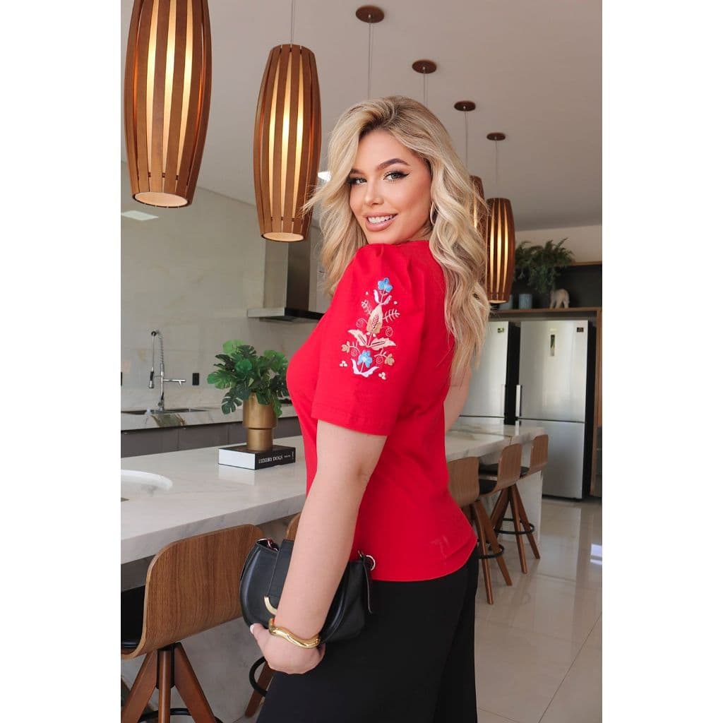 Blusa T-shirt Feminina Bordado Floral Manga Curta – Elegante