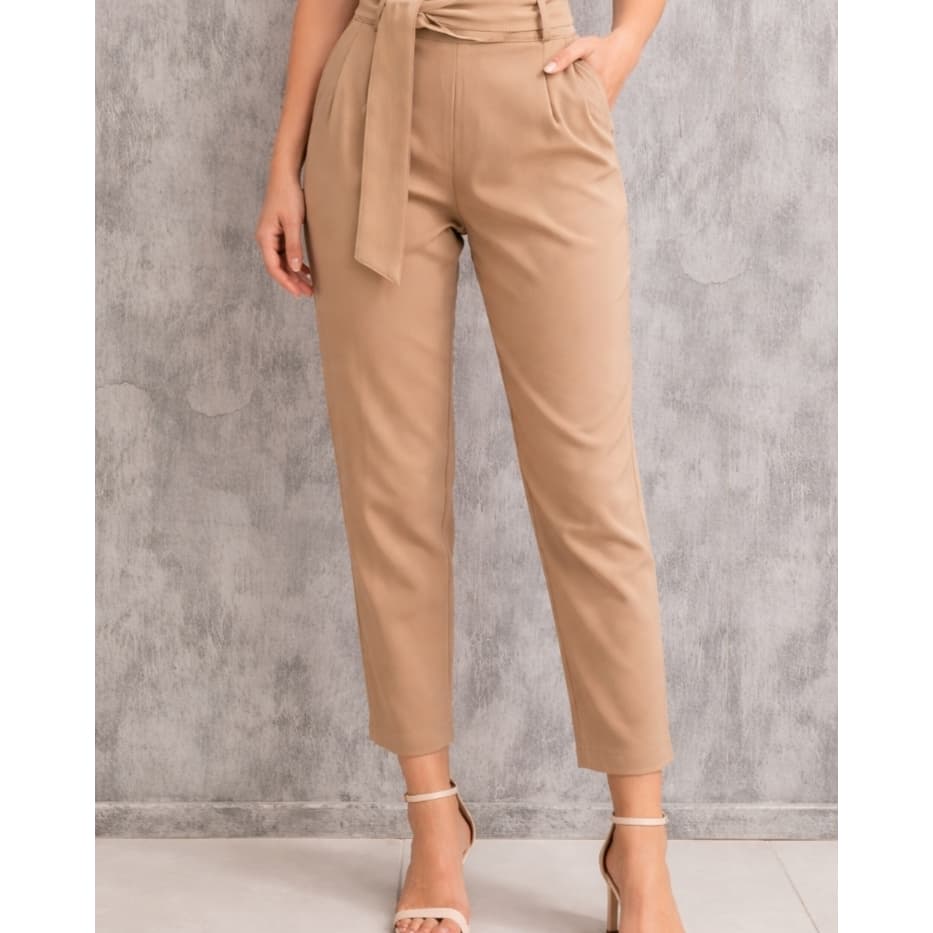 Calça feminina de alfaiataria em três cores disponível  bolso funcional na lateral fechamento com zíper na lateral facha