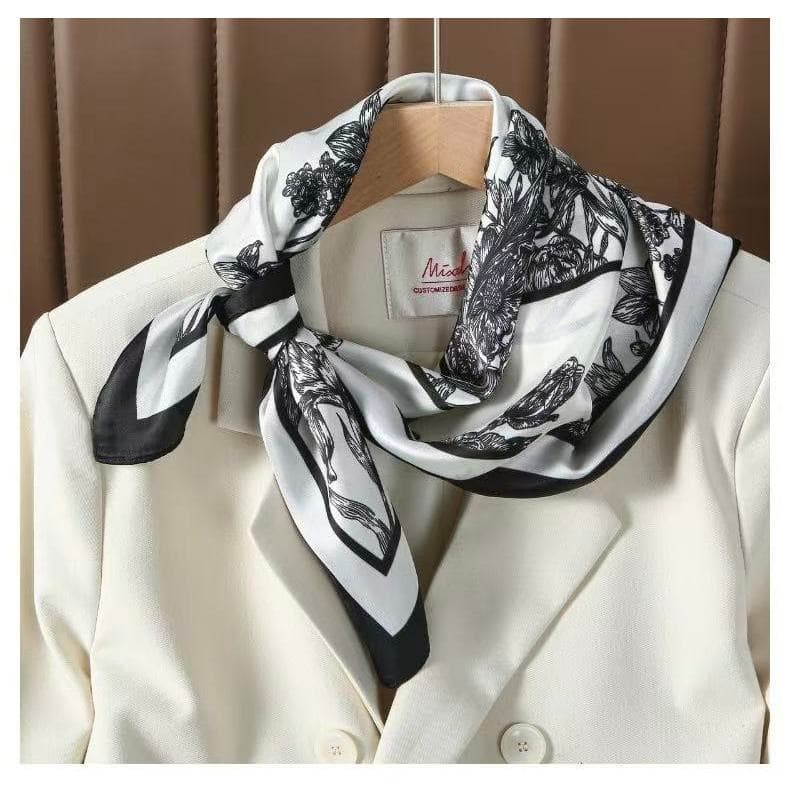 Lenço de seda 70x70, estampa floral preta em estilo esboço, textura acetinada, imitação de cetim, proteção solar.