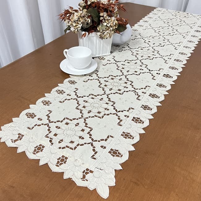 Caminho de Mesa Trilho Bordado Crivo Floral 2.20m em Tecido Luxo Decorativo para Mesa Posta Jantar Festa Sala