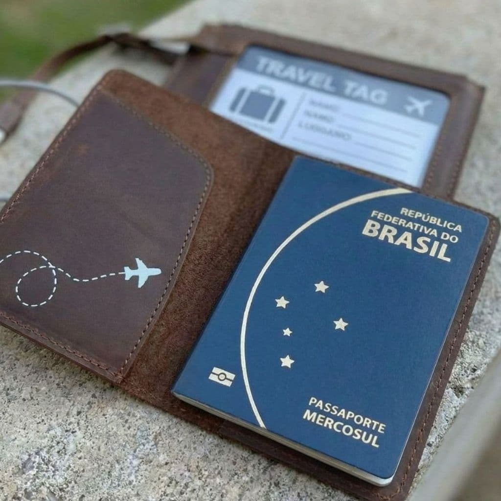 Porta Passaporte em Couro Café Rustico com Tag Incluso