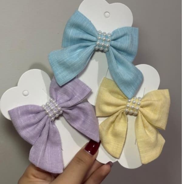 Laço Infantil de tecido com manta perolada. Laço Brisa – Laço Artesanal Feminino | Damas e Daminhas Laços