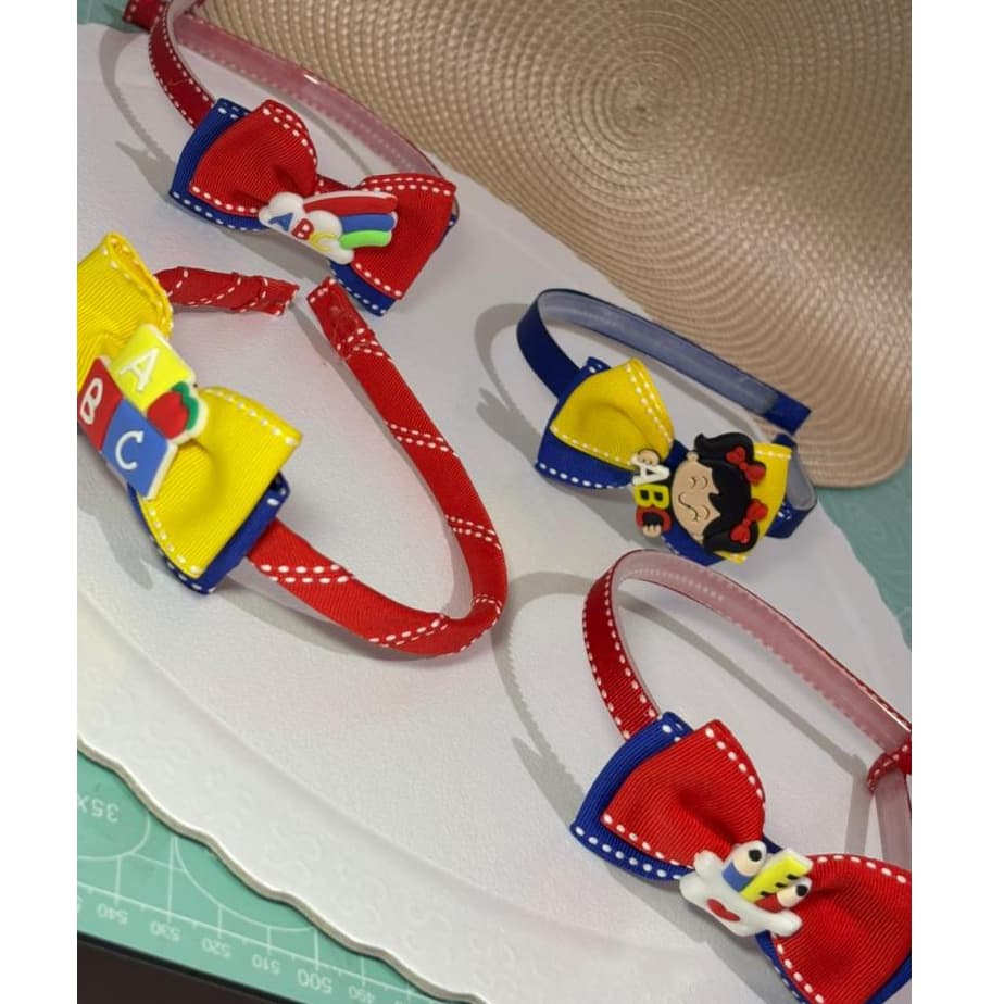 Tiara Infantil Coleção Volta às Aulas| Laço Escolar Artesanal.  Laço / tiara com aplique escolar