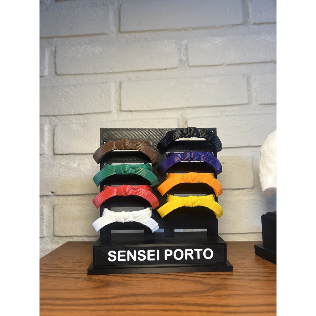 TORRE DE FAIXAS TROFEU KIMONO PARA ACADEMIA DE ARTES MARCIAIS COM 7 FAIXAS