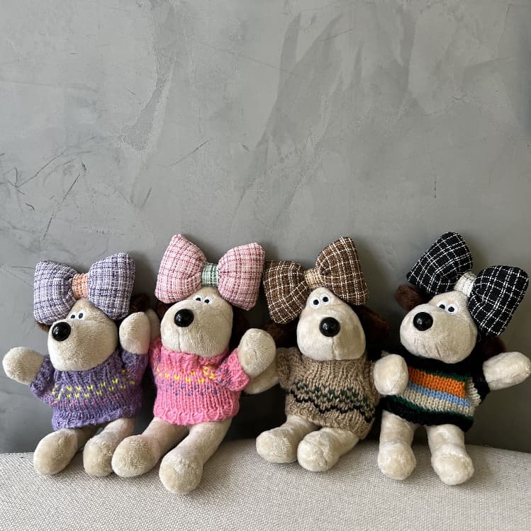 Chaveiro Cachorrinha Laço - Pelúcia Mosquetão metálico prático para prender em bolsas, mochilas ou chaves