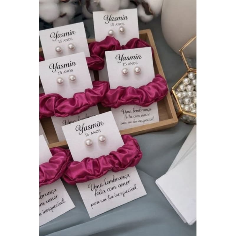 Kit  Xuxinha Cetim,  Acompanha Cartão Personalizado + Scruchies  + Brinco Perola, Mimos, Lembracinhas aniversário.