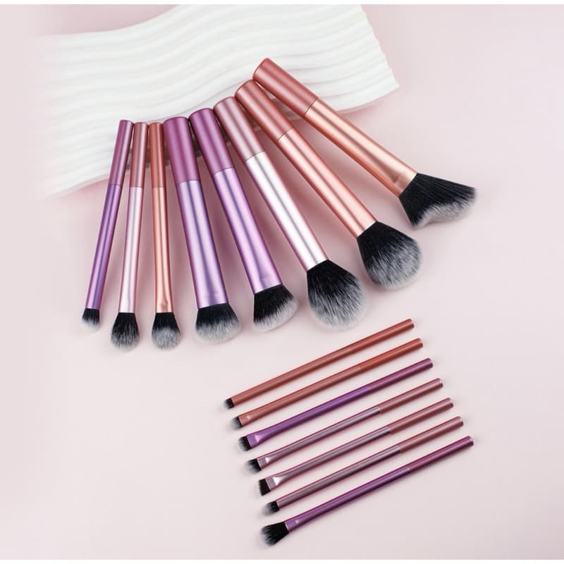 kit de pincéis para maquiagem, que inclui uma variedade de pincéis para aplicação de diferentes produtos com 8 unidade
