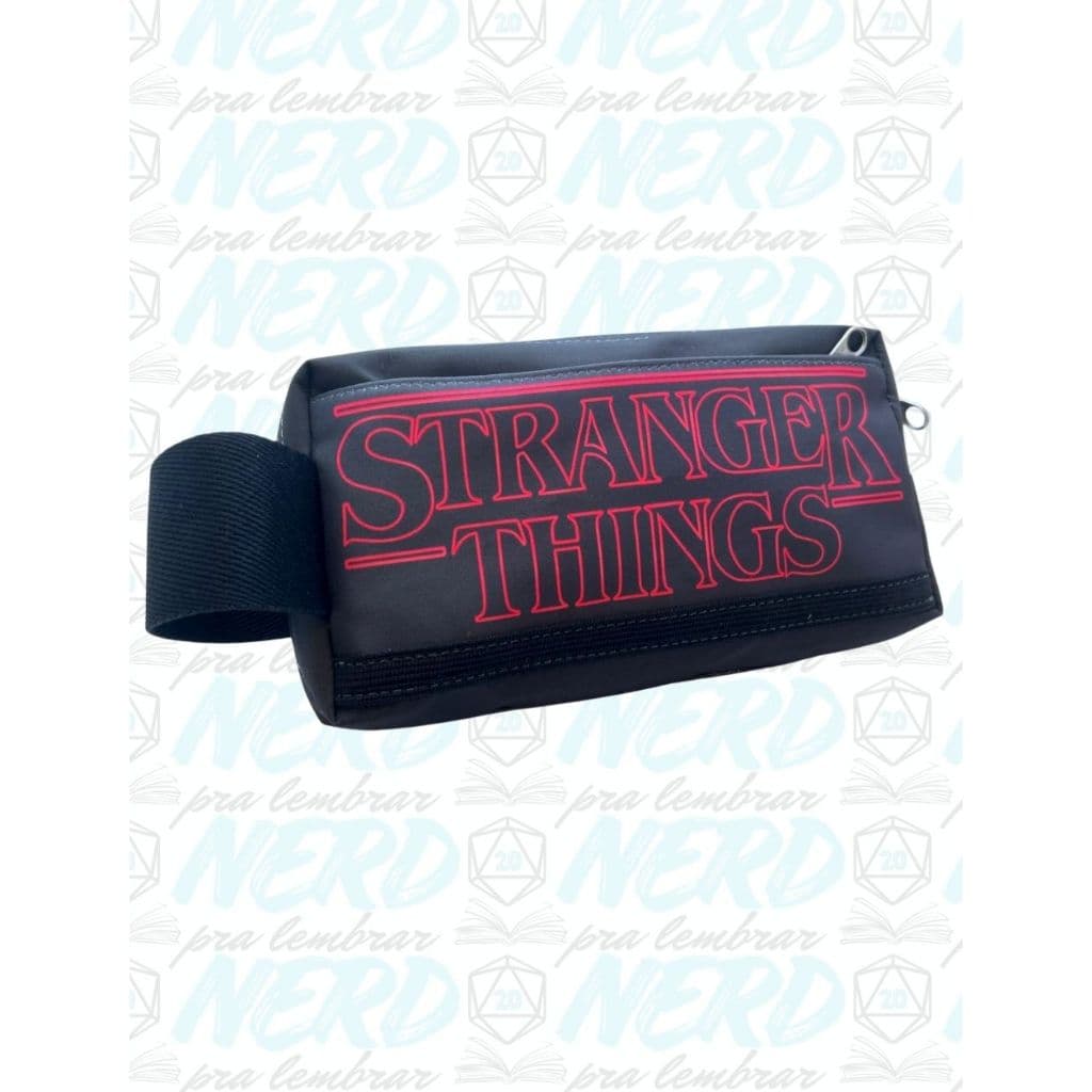 Estojo Stranger Things Bolso Frontal | Nerd Pra Lembrar