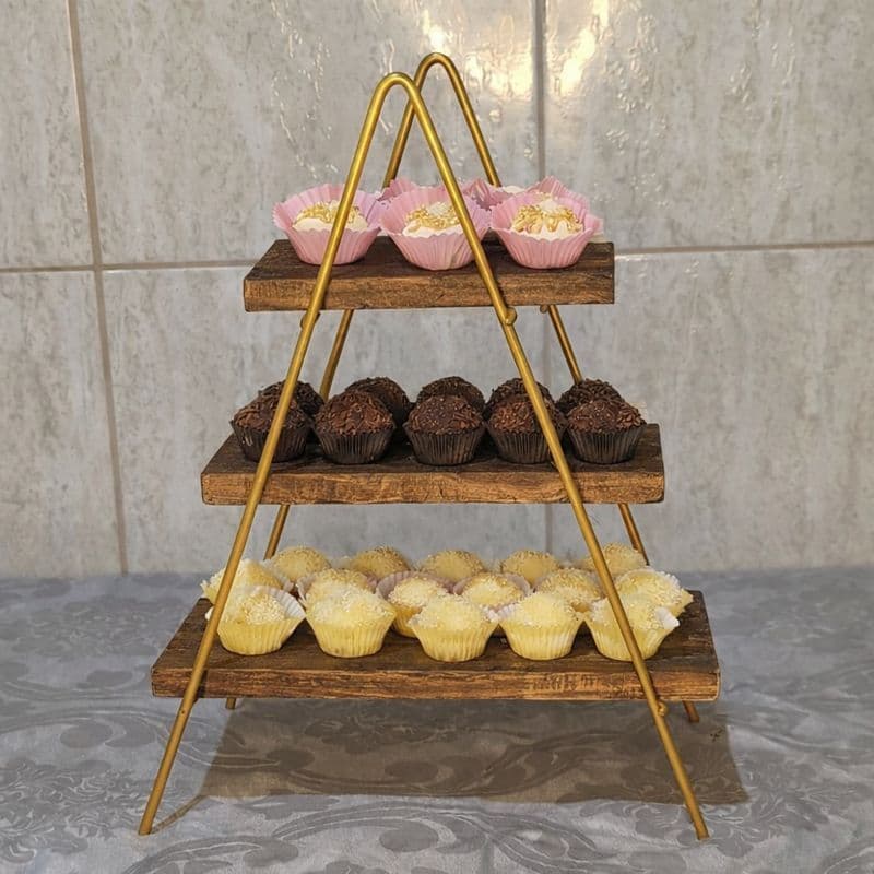 Escadinha Artesanal de Mesa Decorativa 3 Prateleiras em Madeira e Metal para Decoração Festa e Casa