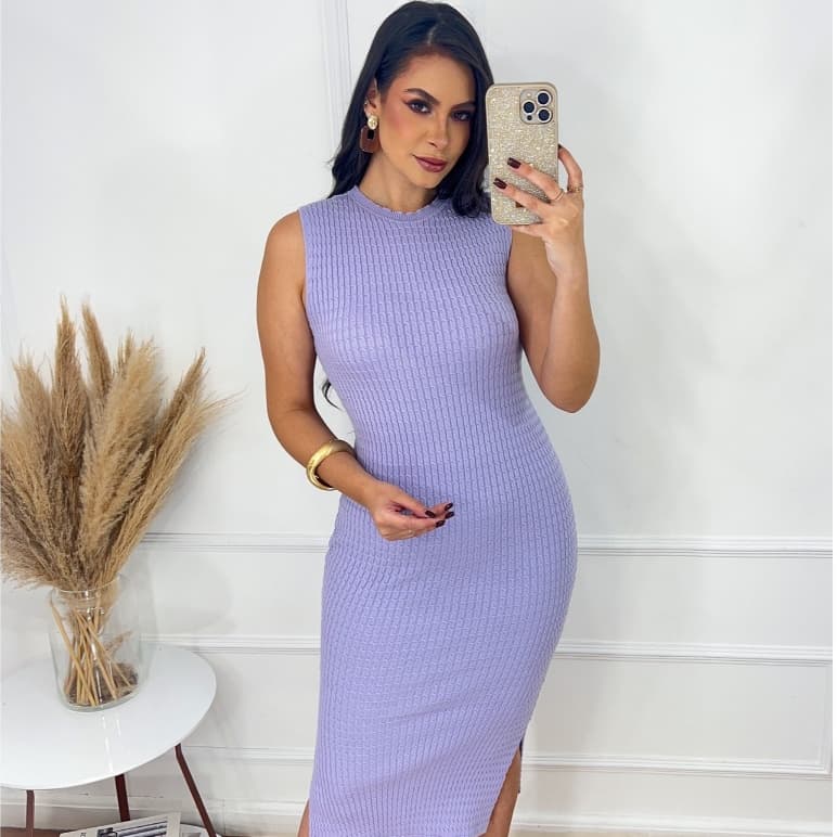 Vestido Midi Regata Com Fenda Lateral Com A Trama De Trança No Tricot Modal