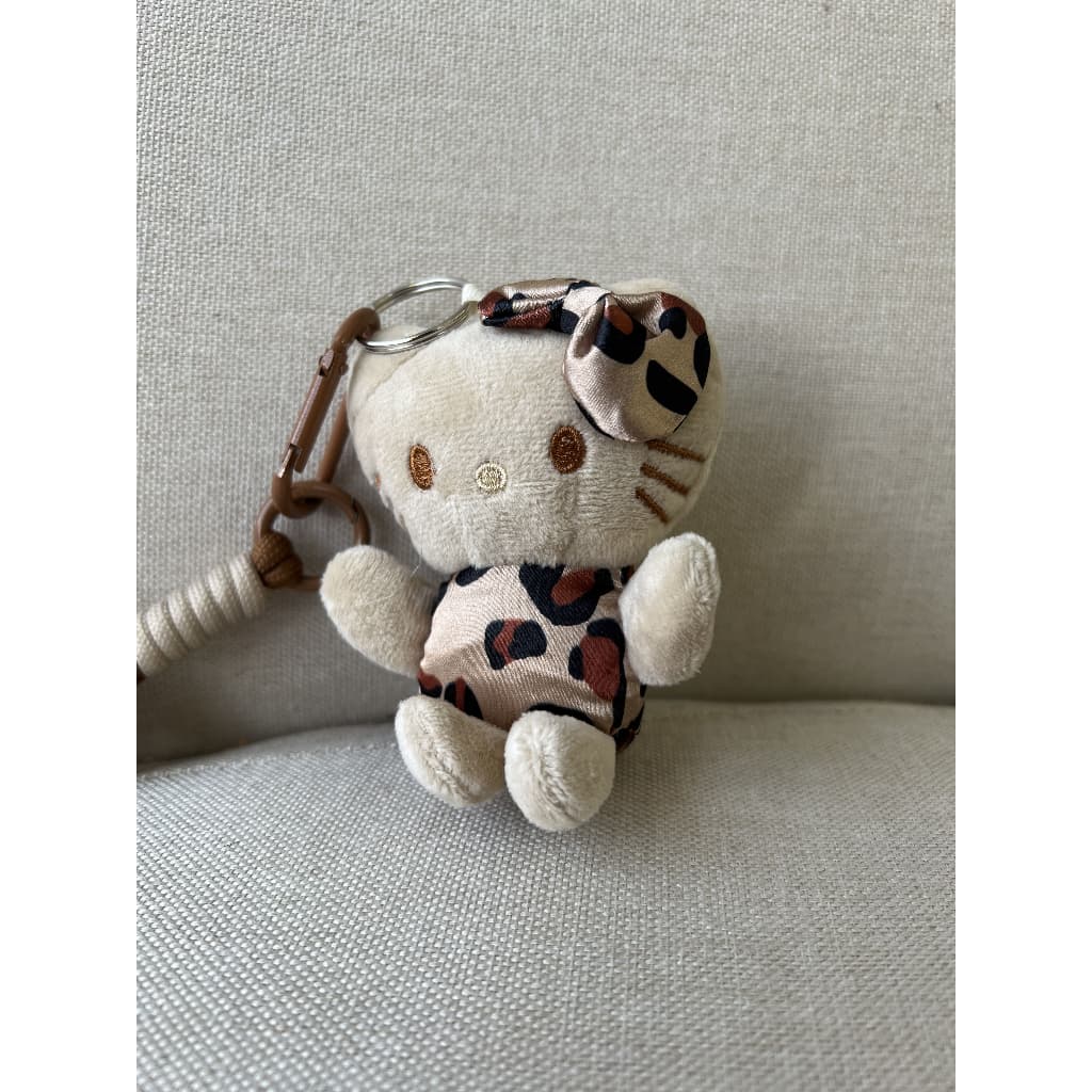 Chaveiro Gatinha de Pelúcia com Estampa Animal Print, Laço Decorativo e Mosquetão Resistente para Bolsas e Mochilas