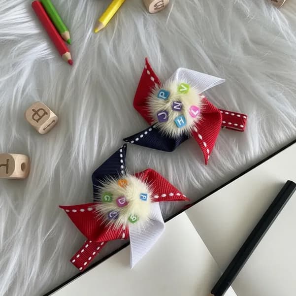 Par de Laços Infantil Escolar Modelo Catavento com Pompom Bico de Pato Volta às Aulas