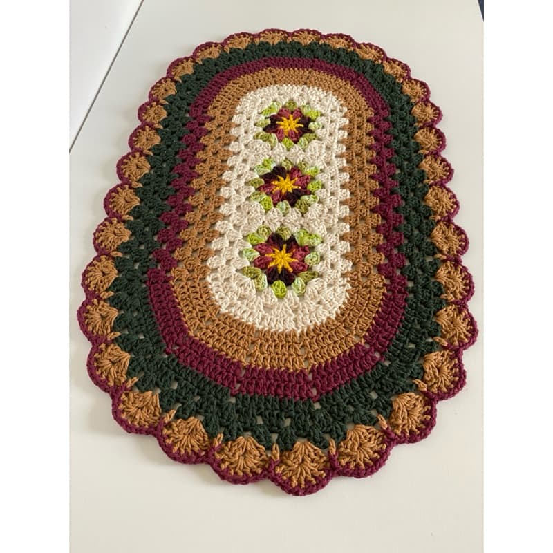Tapete de Crochê Floral Decorativo – 70 x 44 cm (aprox.)
