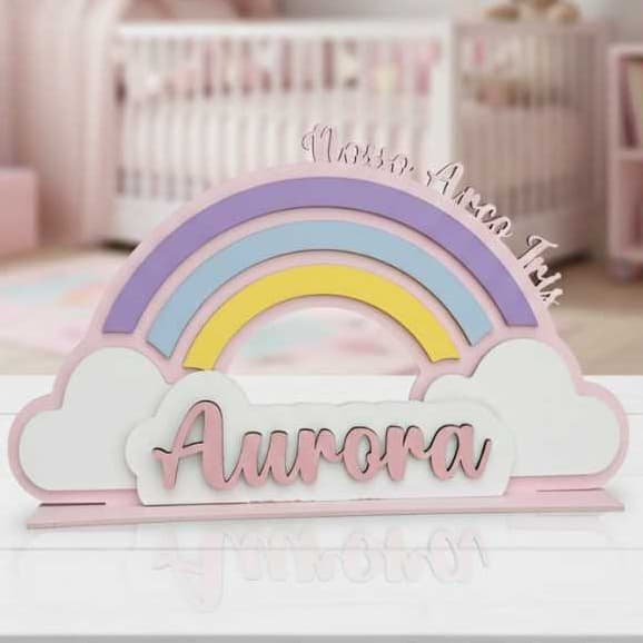 Enfeite Decorativo Bebê Arco-Íris Personalizado MDF com Nome da Criança, Lembrança Especial