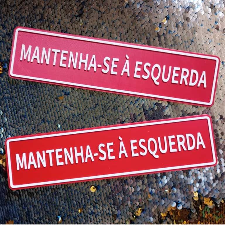 Placa decorativa MANTENHA - SE A ESQUERDA 20x5cm Plaquinha PLA com frases divertidas em Relevo RED