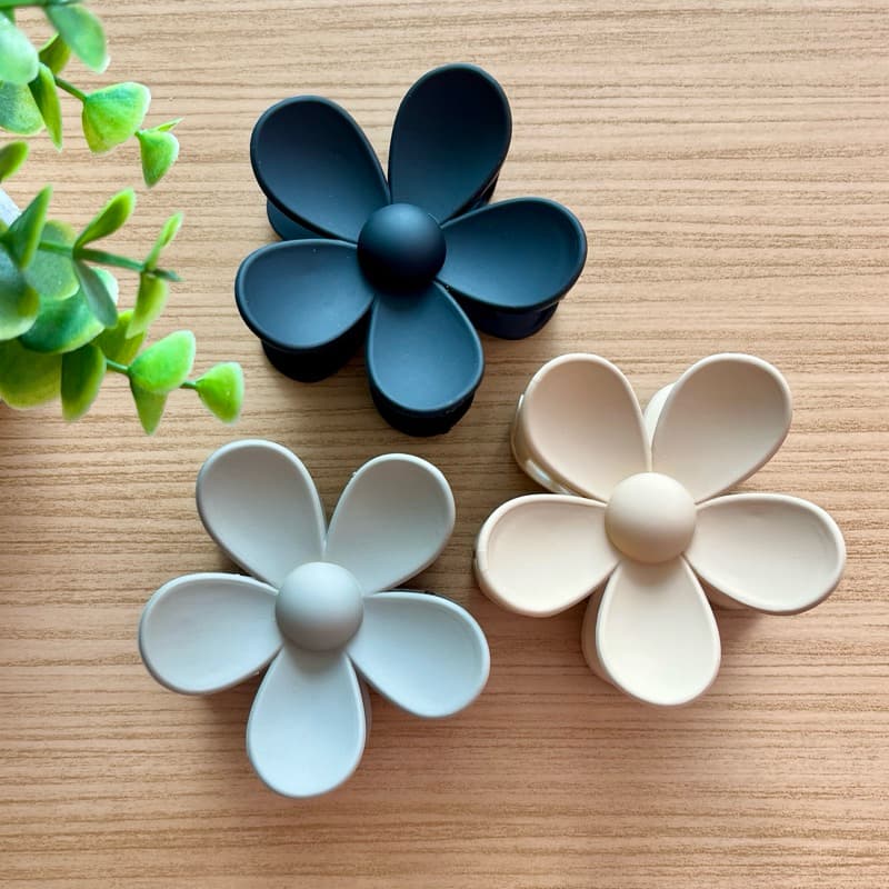 Kit com 3 Presilhas Flor Fosca Elegante Prendedor Piranha Garra de Cabelo Cores Neutras